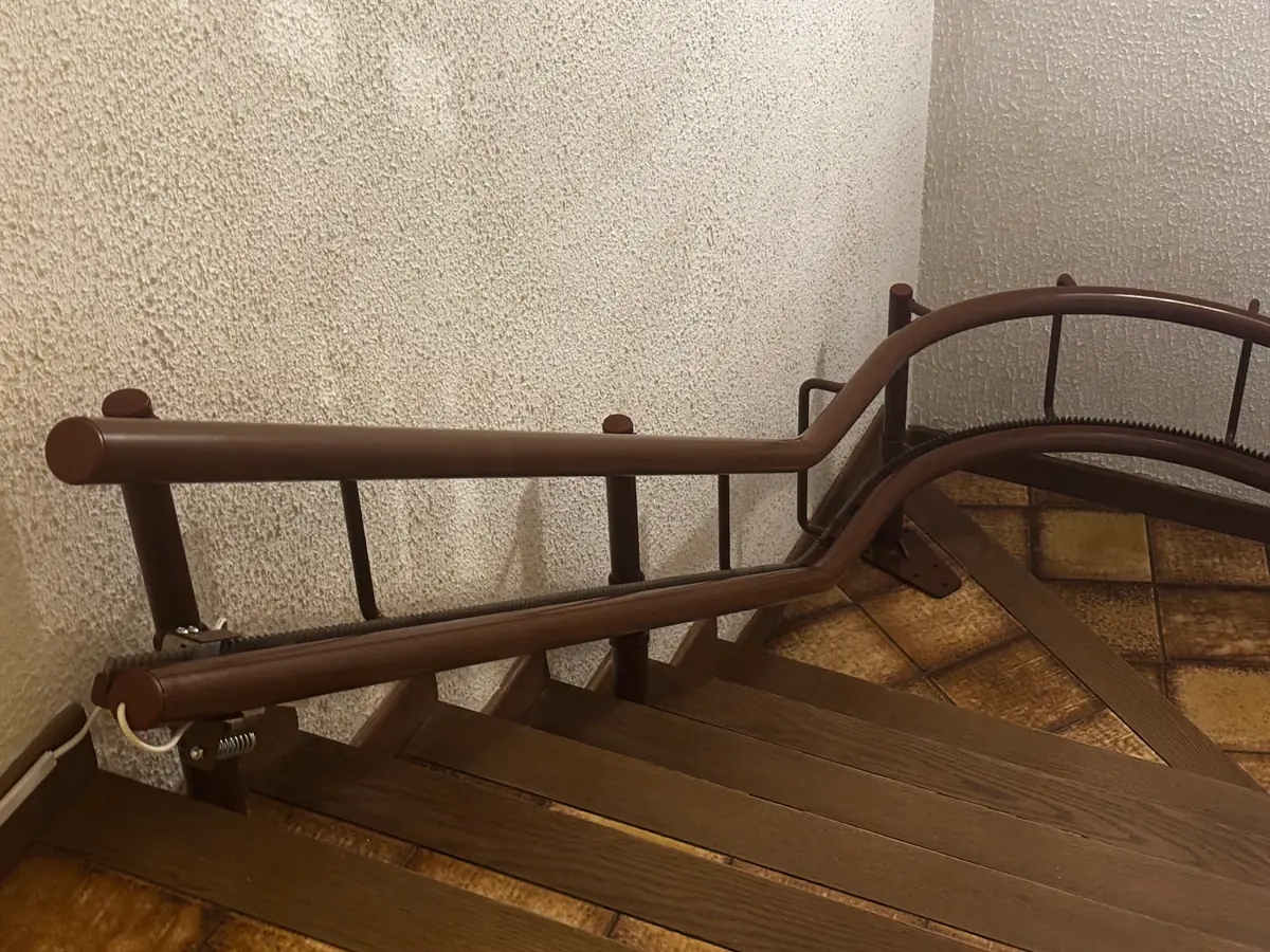 Détail fixation rail double Stannah